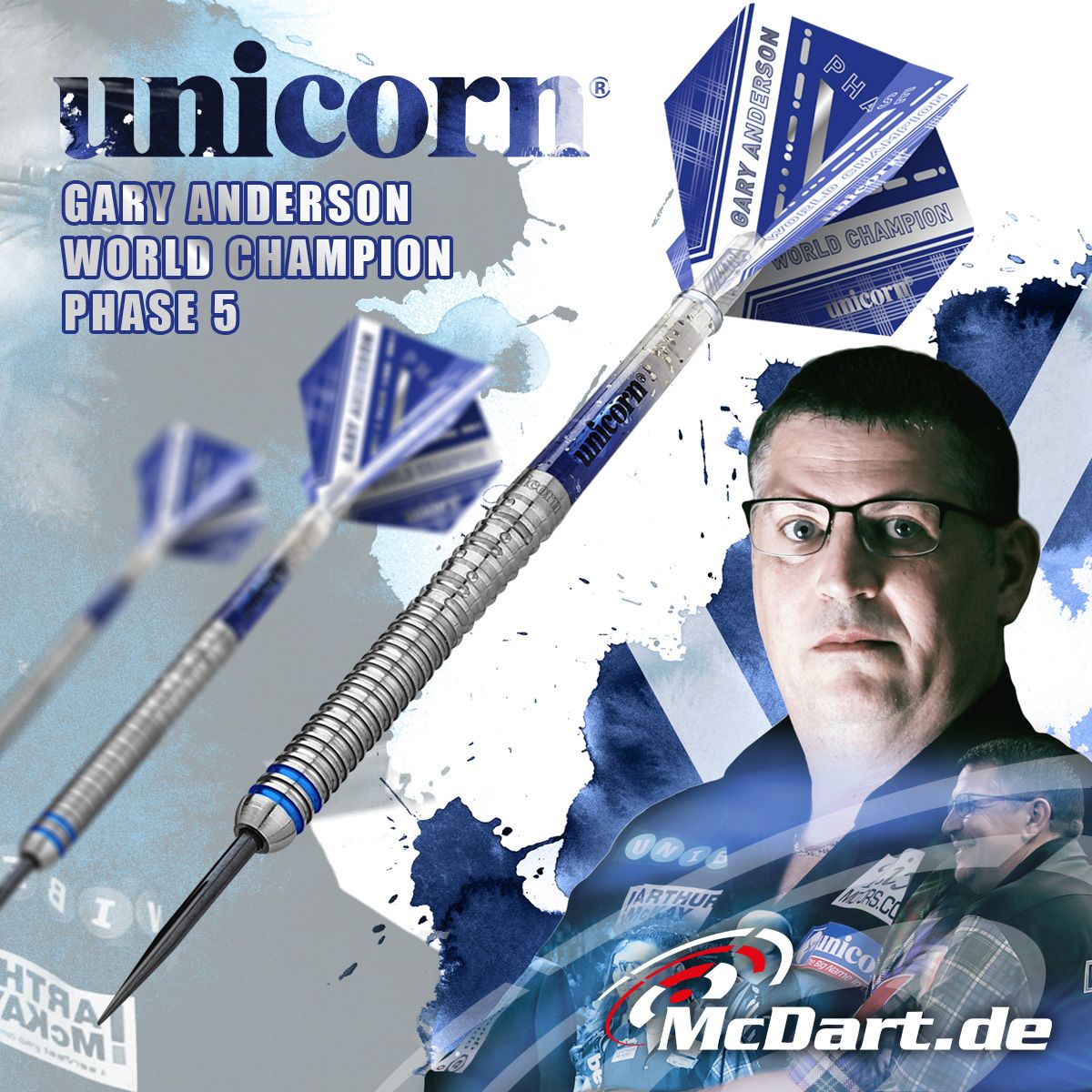 29020_Unicorn_World_Champion_Gary_Anderson_Phase_5_Steeldarts_6_admedia Das Bild zeigt die Unicorn W.C. Gary Anderson Phase 5 Steeldarts in Nahaufnahme. Im Hintergrund ist der professionelle Dartspieler sowie das Logo von McDart.de zu sehen.