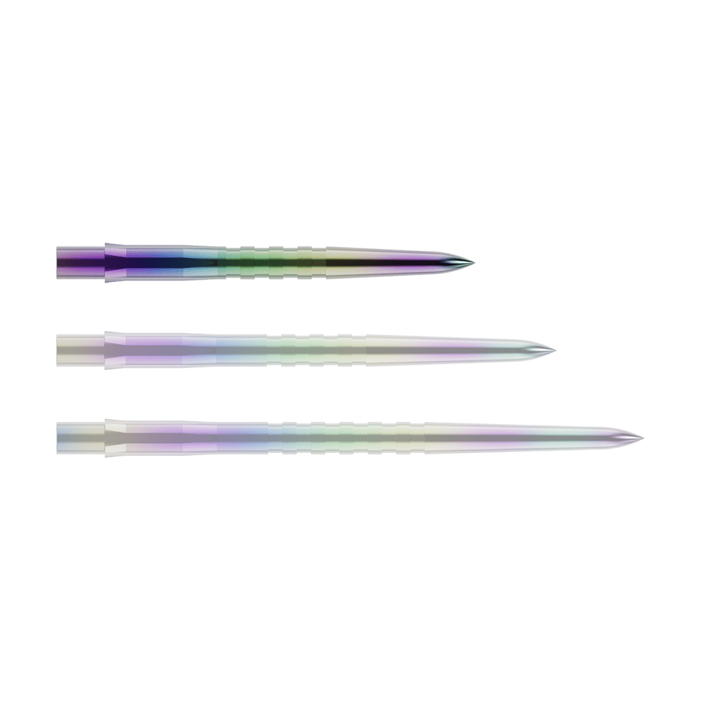 Das Bild zeigt drei bunte, metallische Dartspitzen in einer Reihe. Sie haben eine glatte Oberfläche mit leichten Rillen und glänzen in verschiedenen Farben.