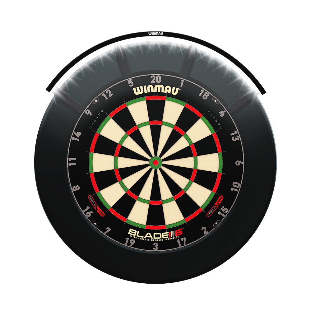 8412_Winmau_Polaris_120_LED_Dartboard_Light_2 Das Bild zeigt das Winmau Polaris 120° LED Dartboard Light, das über einem Dartboard montiert ist. Die LED-Beleuchtung beleuchtet das Dartboard gleichmäßig und sorgt für klare Sicht beim Spielen.