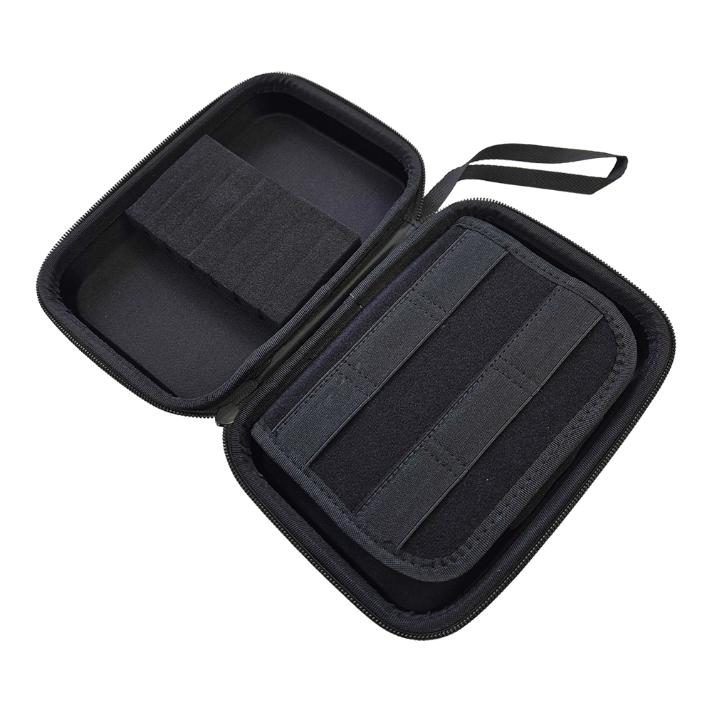 Das Bild zeigt ein Produkt mit dem Dateinamen MCS4-Pink_McDart_System4_Dartcase_Mit_Wunschdruck_Pink_3. Es ist eine Nahaufnahme des Artikels.