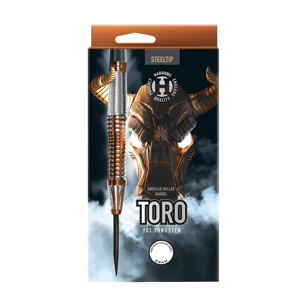 HA33874_Harrows_Toro_Steeldarts_3 Auf der Verpackung ist ein Steeldart mit einem silbernen und kupferfarbenen Griff abgebildet. Im Hintergrund sieht man einen stilisierten Stierkopf und den Schriftzug "TORO 90% Tungsten".