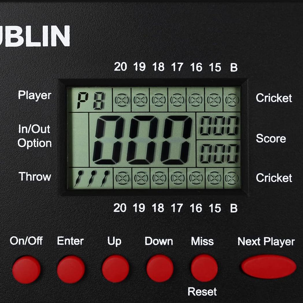 XQMax Dublin Dart Counter Das Bild zeigt den XQMax Dublin Dart Counter mit einem digitalen Display. Unter dem Display befinden sich mehrere rote Tasten zur Steuerung des Geräts.