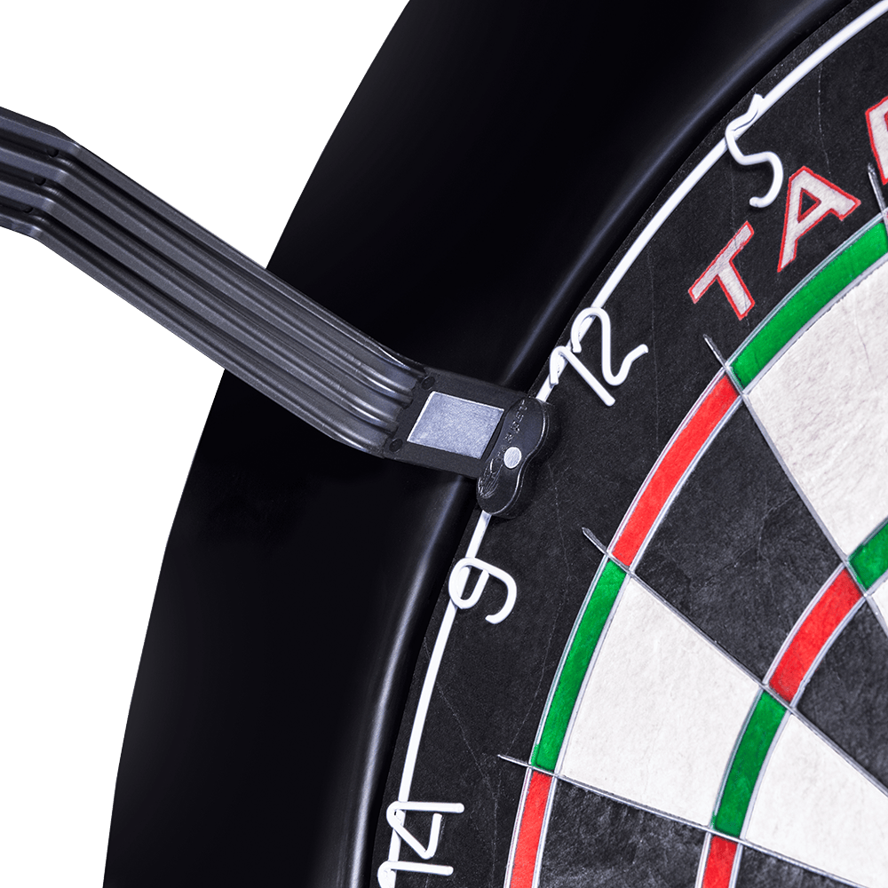 Target CORONA Vision LED Dartboard Lighting System Das Bild zeigt einen LED-Beleuchtungsring, der an einem Dartboard befestigt ist. Das Produkt heißt "Target CORONA Vision LED Dartboard Lighting System".