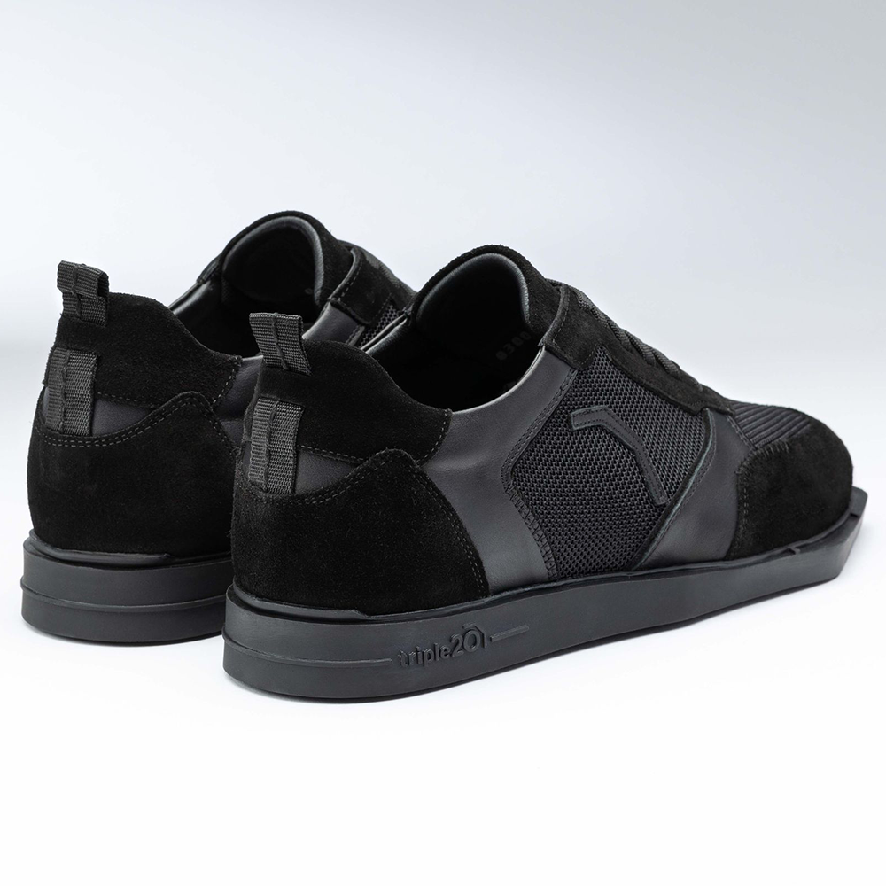 20200007-00_Triple20_Dartschuhe_Textil_Leder_Schwarz_3 Die Abbildung zeigt die Triple20 Dartschuhe aus Textil und Leder in Schwarz. Die Schuhe haben ein sportliches Design mit einer Kombination aus glatten und strukturierten Materialien.