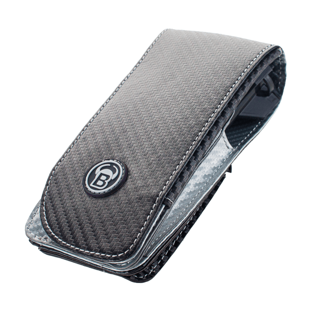 66345_Bulls_SECC_Dartcase_Grey_1 Das Bild zeigt das Produkt "Bulls SECC Dartcase". Es ist ein elegantes Etui mit einer strukturierten Oberfläche und weißer Naht.