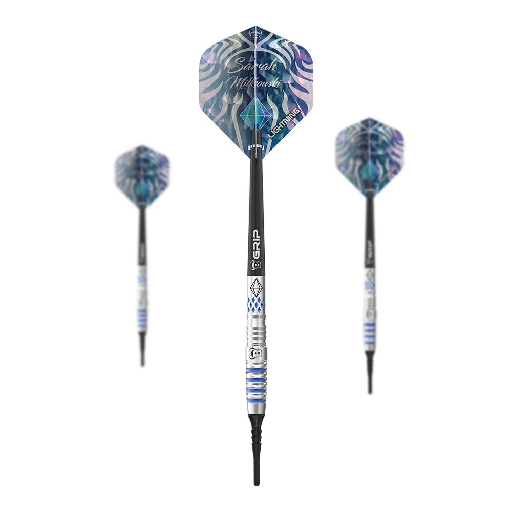 Bulls Sarah Milkowski Soft Darts - 20g Das Bild zeigt drei Softdarts des Modells "Bulls Sarah Milkowski Softdarts - 20g". Die Darts haben ein silber-blaues Design und einen auffälligen Flight mit dem Namen "Sarah Milkowski".
