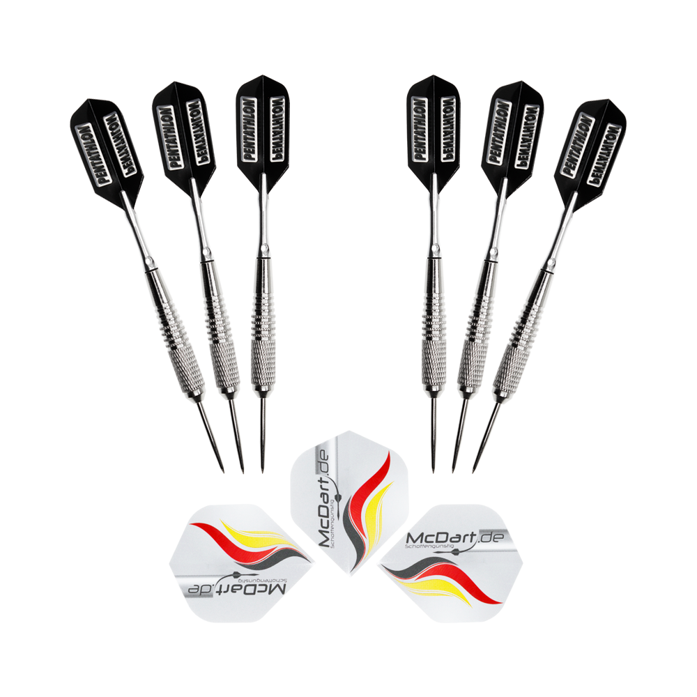 Ama6St-6-St-ck-lose-McDart-Steeldarts-1 Das Bild zeigt sechs Steeldarts mit schwarzen Flights und silbernen Schäften. Zusätzlich sind drei Ersatz-Flights mit dem McDart.de-Logo und einer Deutschlandfahne abgebildet.