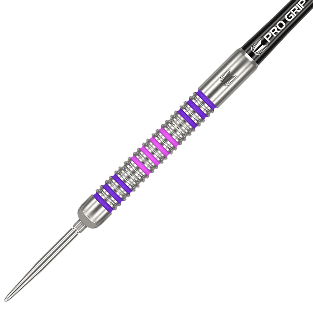 190221_Target_Elanor_Cairns_GEN1_Swiss_Point_Steeldarts_2 Das Bild zeigt einen Target Eleanor Cairns GEN1 Swiss Point Steeldart mit einem Gewicht von 24g. Der Dart hat einen silbernen Barrel mit violetten und pinken Ringen sowie einer "Pro Grip" Beschriftung auf dem Schaft.
