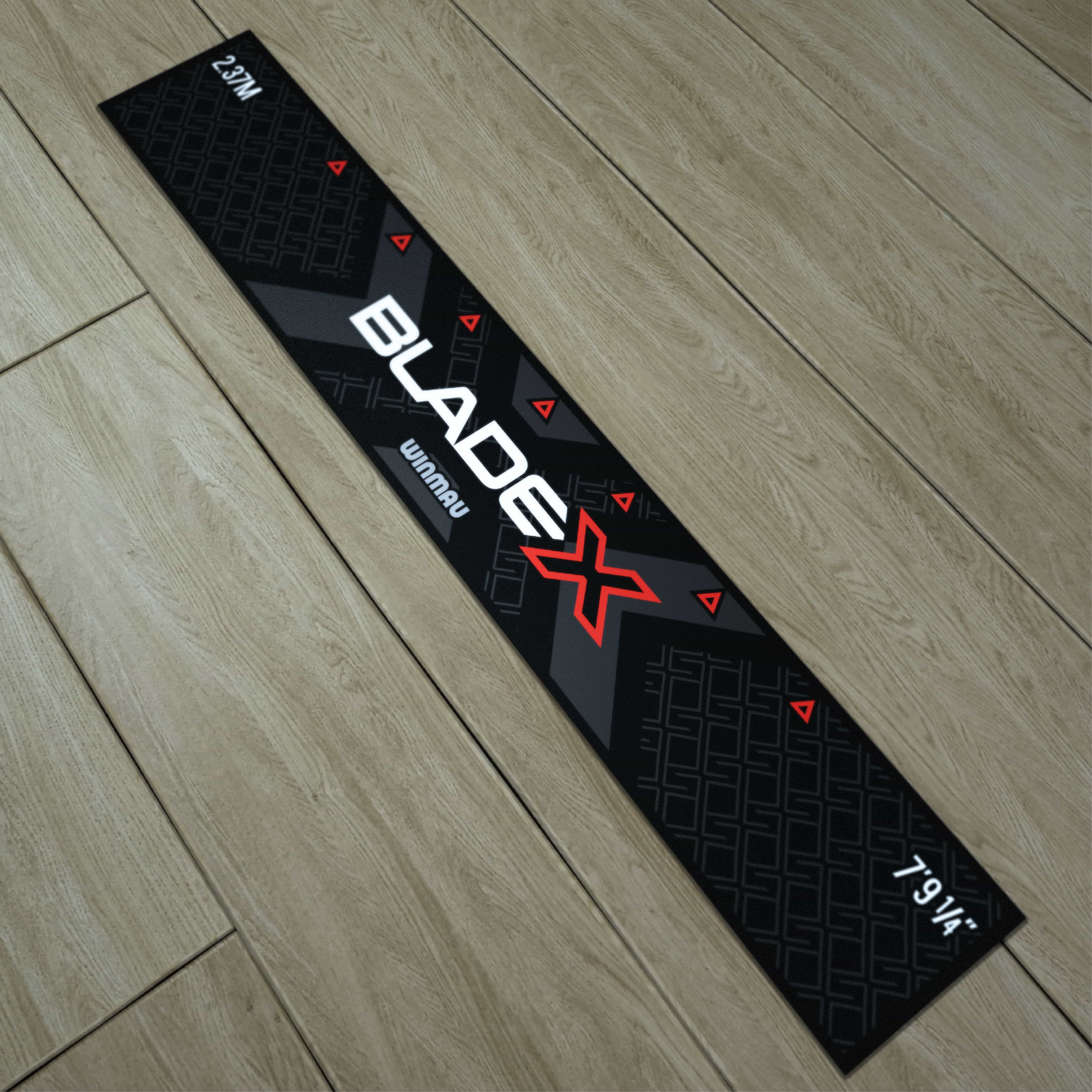 Winmau Blade X throw line Zu sehen ist die Winmau Blade X Abwurflinie. Sie hilft, die richtige Entfernung beim Werfen festzulegen.
