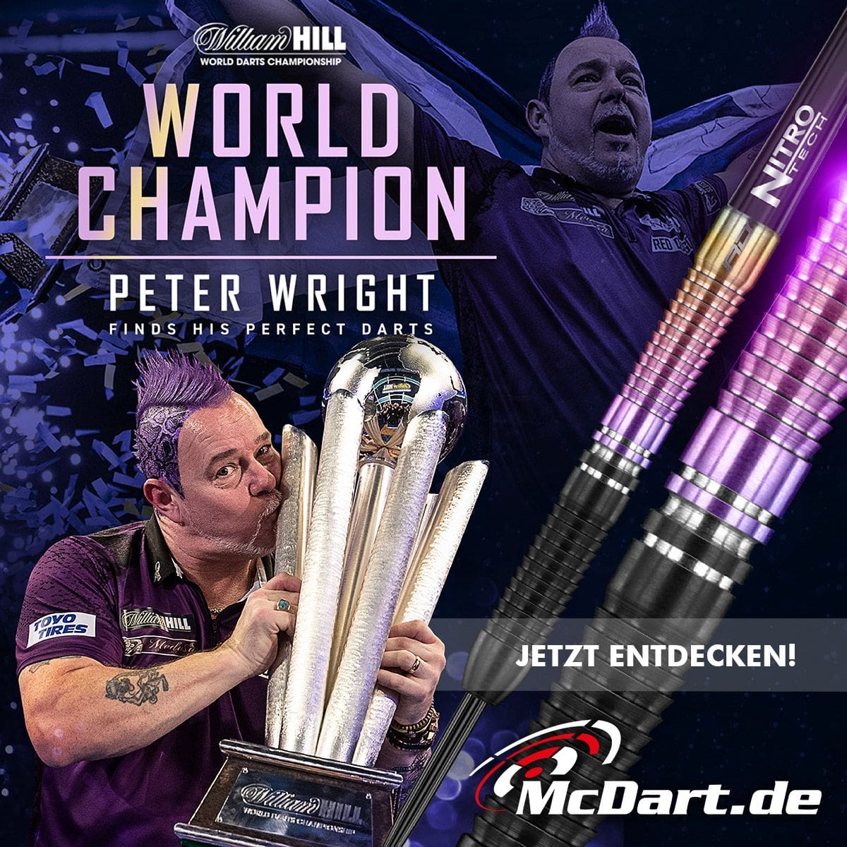Das Bild zeigt Peter Wright, der den Weltmeisterpokal beim Dartturnier küsst. Rechts im Bild sind die bunten Red Dragon Peter Wright Snakebite World Champion 2020 Edition Steeldarts abgebildet.