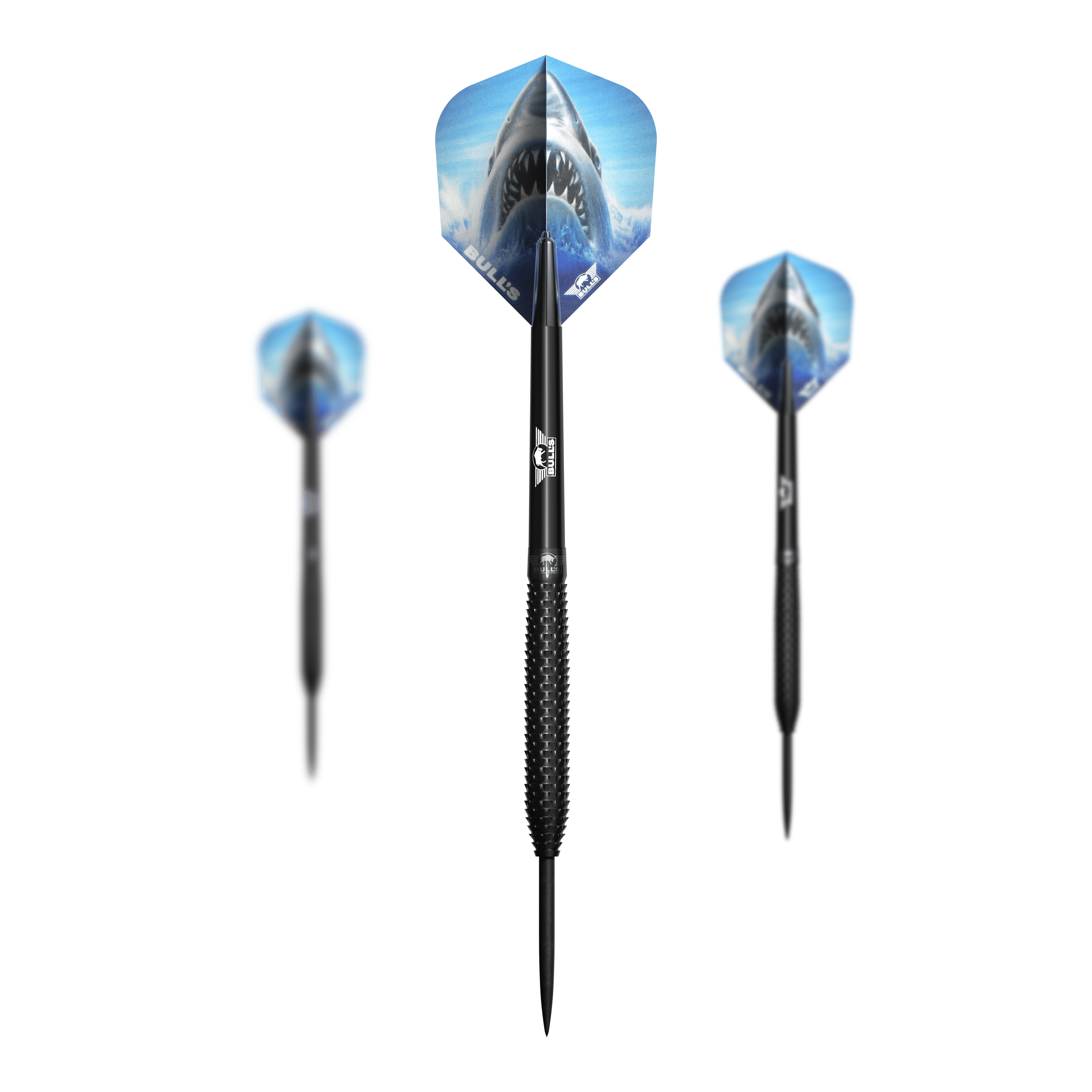 Bulls NL Shark Pro Black Steel Darts Das Bild zeigt drei schwarze Steeldarts mit dem Namen "Bulls NL Shark Pro Black Steeldarts". Die Flights der Darts sind mit dem Bild eines offenen Haifischmauls bedruckt.
