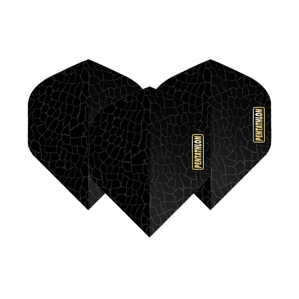 Pentathlon Flights RT Scales Das Bild zeigt die "Pentathlon RT Scales No2 Standard Flights" für Darts. Die Flights sind schwarz mit einem dezenten Schuppenmuster und haben ein goldfarbenes Pentathlon-Logo.