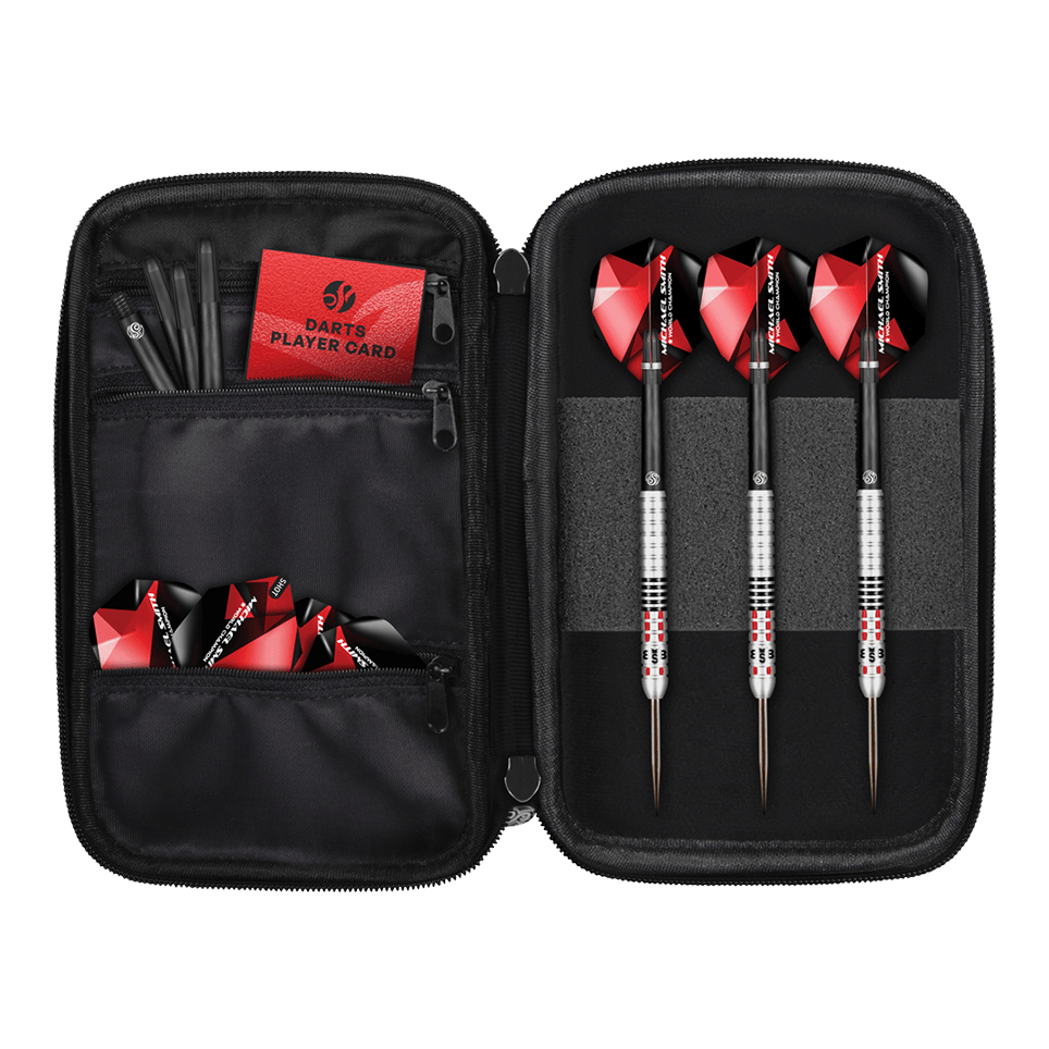 Shot Michael Smith World Champion Pocket Dartcase - Victory Das Bild zeigt das Produkt "Shot Michael Smith World Champion Pocket Dartcase - Victory". Im Etui befinden sich drei Darts, Ersatzteile und eine Darts-Spielerkarte, alles ordentlich verstaut.