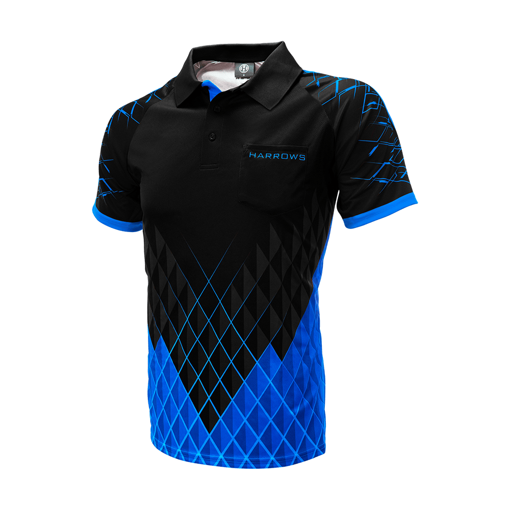 HRS-26135_Harrows_Paragon_Dartshirt_Blau_3 Das Bild zeigt das Harrows Paragon Dartshirt in Blau. Das Shirt hat ein modernes, geometrisches Muster in Schwarz und Blau mit einem Kragen und einer Brusttasche.