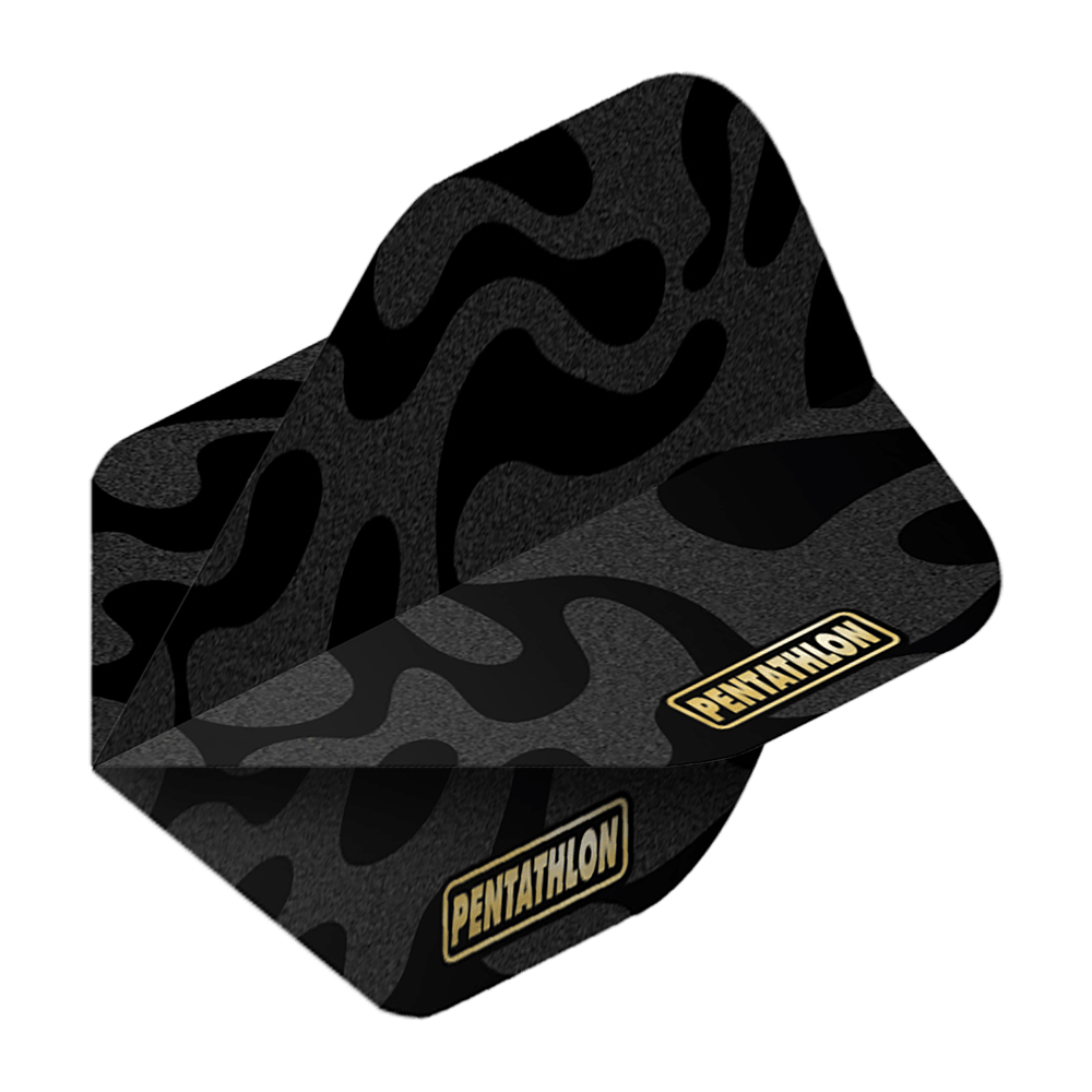 Pentathlon Flights RT Camo Das Bild zeigt das Produkt "Pentathlon RT Camo No2 Standard Flights". Die Flight hat ein schwarzes Camouflage-Muster und das Pentathlon-Logo in Gelb.