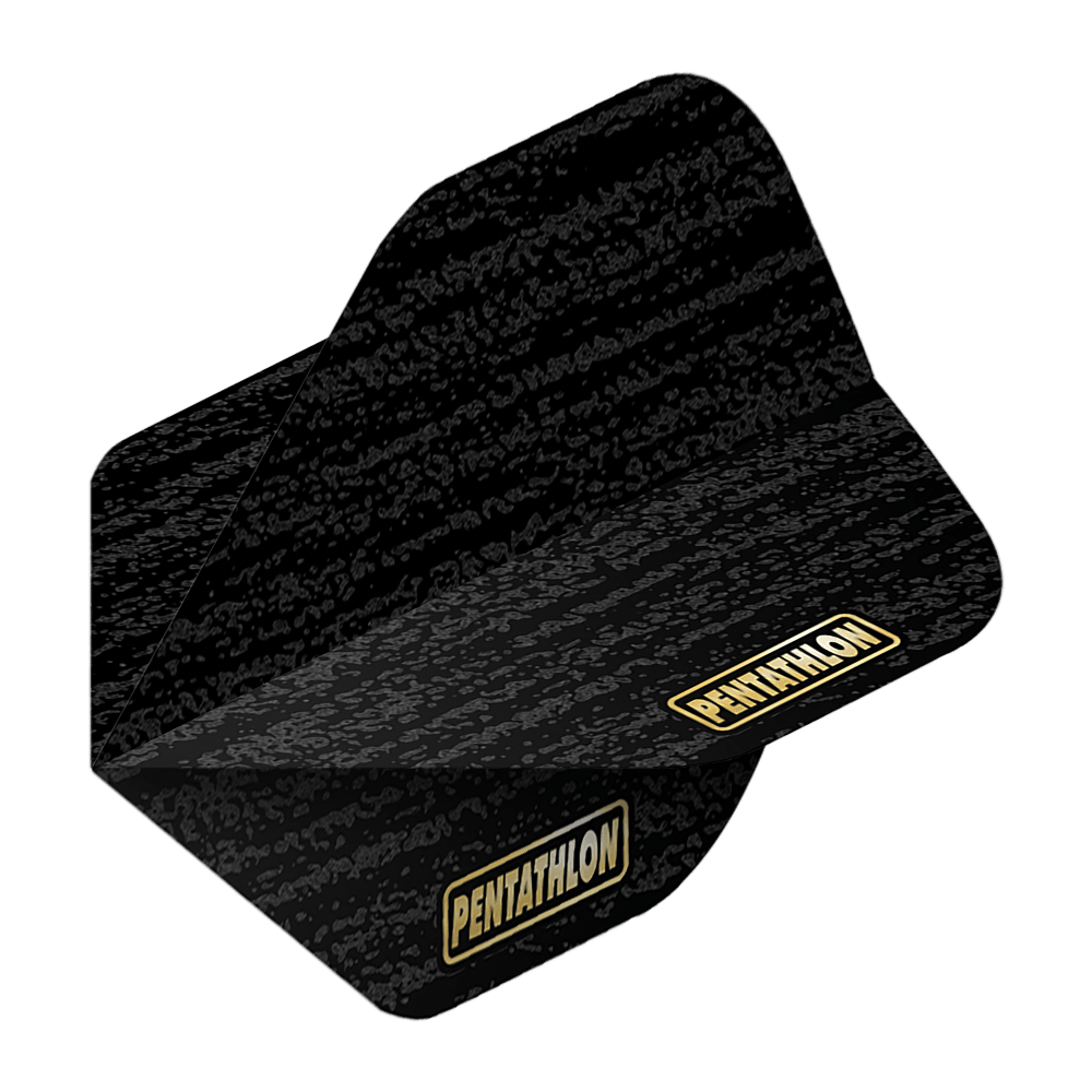 Pentathlon Flights RT Sandblast Das Bild zeigt das Produkt "Pentathlon RT Sandblast No2 Standard Flights". Die Flights sind schwarz mit einem sandgestrahlten Muster und dem goldenen Pentathlon-Logo.