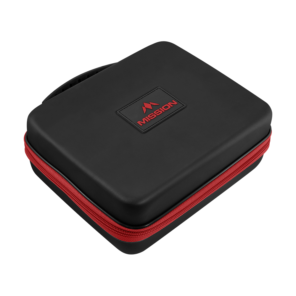 Mission Luxor Dart Wallet Das Bild zeigt eine schwarze Dart-Tasche mit einem roten Reißverschluss. Auf der Oberseite steht das Wort „MISSION“ in Rot.