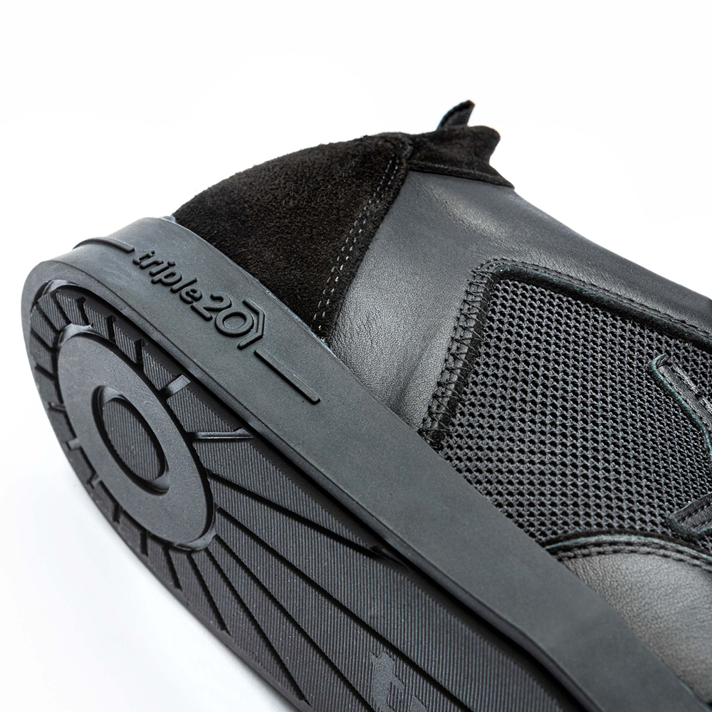 20200007-00_Triple20_Dartschuhe_Textil_Leder_Schwarz_5 Der Schuh "Triple20 Dartschuhe Textil Leder - Schwarz" ist aus schwarzem Leder und Textil gefertigt. Die Sohle trägt das eingeprägte "triple20"-Logo und bietet guten Halt.