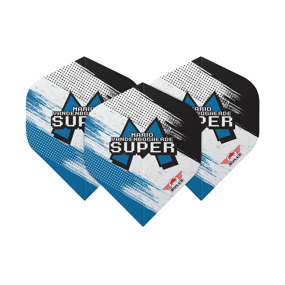 Das Bild zeigt drei Dartflights mit dem Aufdruck "Mario Vandenbogaerde SUPER" in Blau, Schwarz und Weiß. Unten rechts befindet sich das rote Bulls NL Logo.