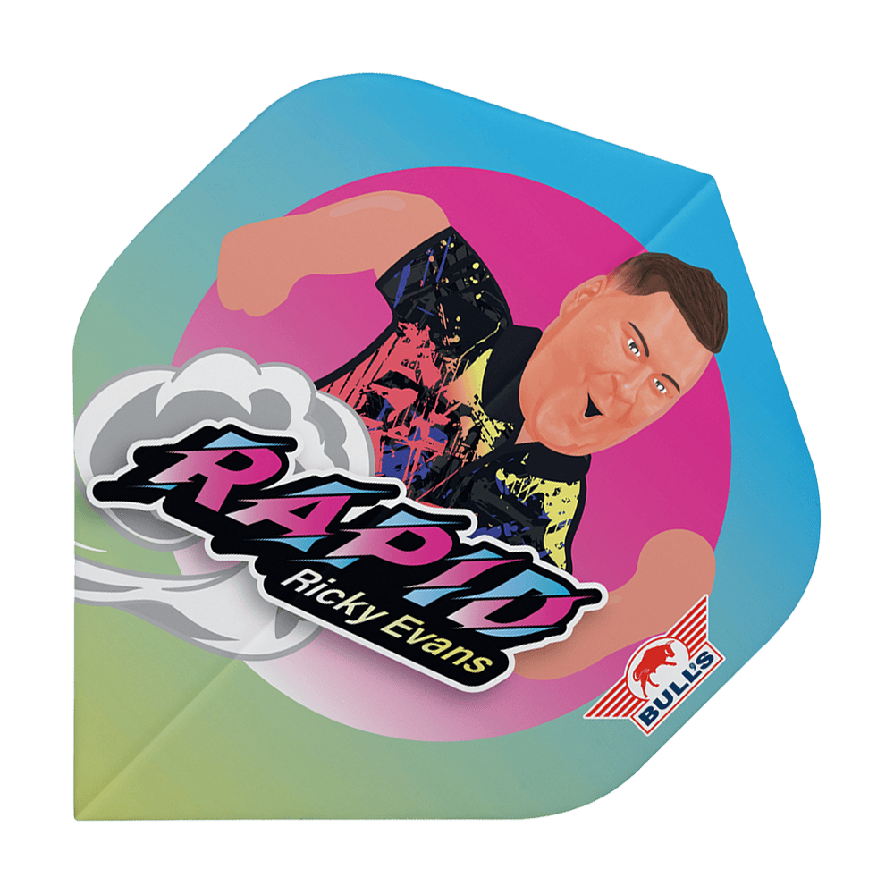 Bulls NL Player 100 Ricky Evans Cartoon No2 Standard Flights Das Bild zeigt ein Dartflight mit einer bunten Karikatur von Ricky Evans. Auf dem Flight steht „Rapid Ricky Evans“ und unten rechts befindet sich das Bulls-Logo.
