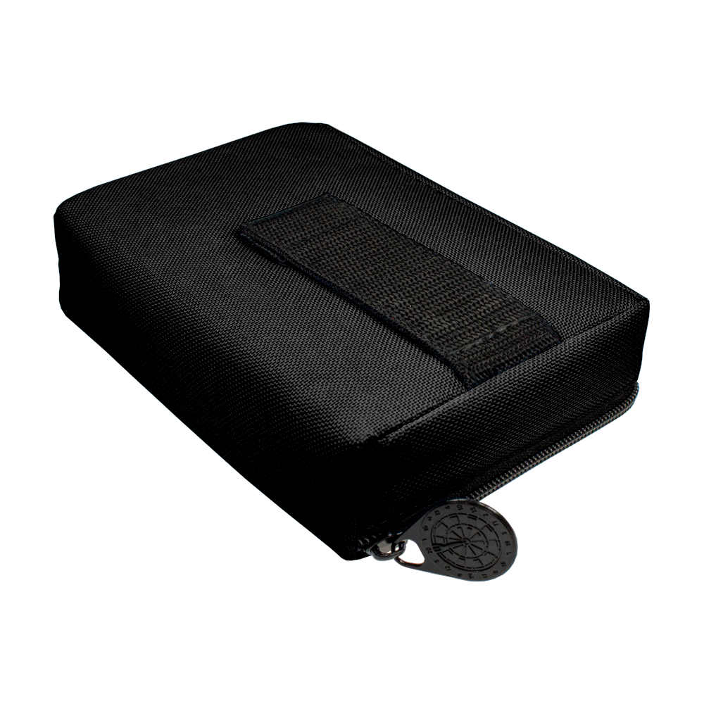 McDart Tasche mit 6 Softdarts und Zubehör Auf dem Bild ist eine schwarze McDart-Tasche zu sehen. Sie ist mit einem Reißverschluss ausgestattet und dient zum Transport von 6 Softdarts und Zubehör.