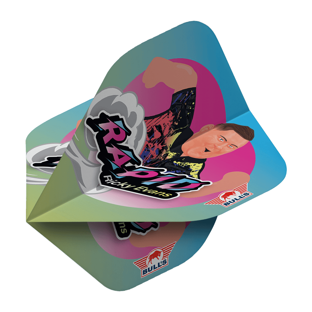 Bulls NL Player 100 Ricky Evans Cartoon No2 Standard Flights Das Bild zeigt das Produkt "Bulls NL Player 100 Ricky Evans Cartoon No2 Standard Flights" mit einer bunten Cartoon-Grafik von Ricky Evans. Auf dem Flight sind außerdem der Schriftzug "RAPID Ricky Evans" und das Bulls-Logo zu sehen.