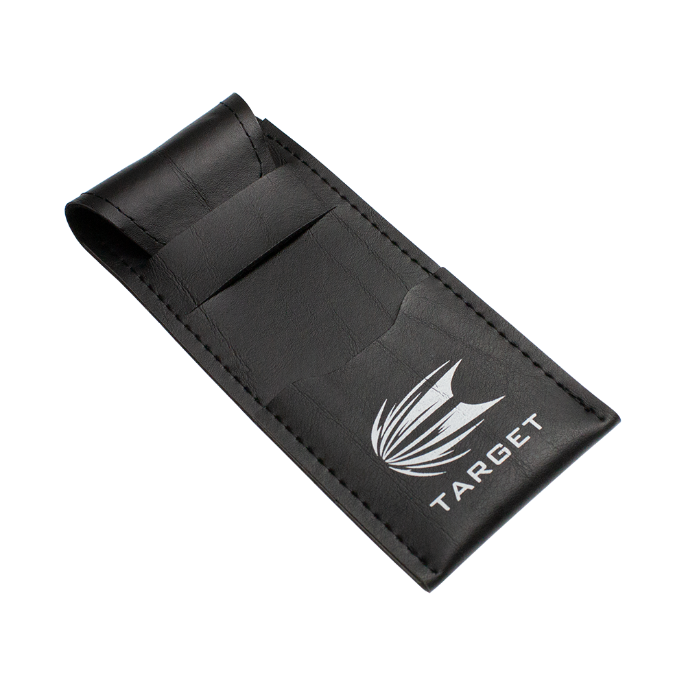 Das Bild zeigt ein schwarzes Etui mit dem weißen Logo und Schriftzug "TARGET" darauf. Es dient zur Aufbewahrung von Softdarts, wie zum Beispiel den Target RVB 80% Black Tungsten Softdarts.
