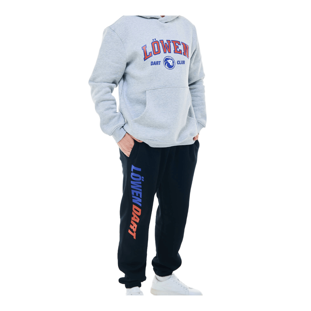 Hier ist die Löwen Kollektion Jogger zu sehen. Die Hose eignet sich ideal zum Entspannen und für sportliche Aktivitäten.