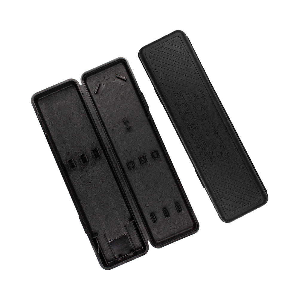 Harrows_Plastikbox9Kt8v1BVDeNHg Das Bild zeigt ein offenes schwarzes Kunststoffetui für Darts. Auf dem Deckel ist das Logo „Harrows Darts Technology“ zu sehen.