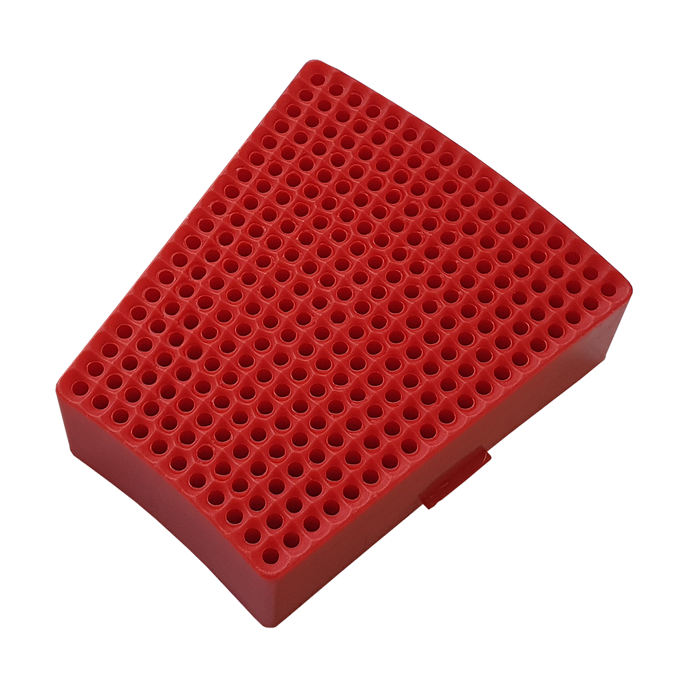 GRN0151_Granboard_132_Ersatzfelder_Single_Aussen_Rot_2 Das Bild zeigt ein rotes Ersatzfeld für das Granboard 132. Es hat viele kleine Löcher und ist trapezförmig.