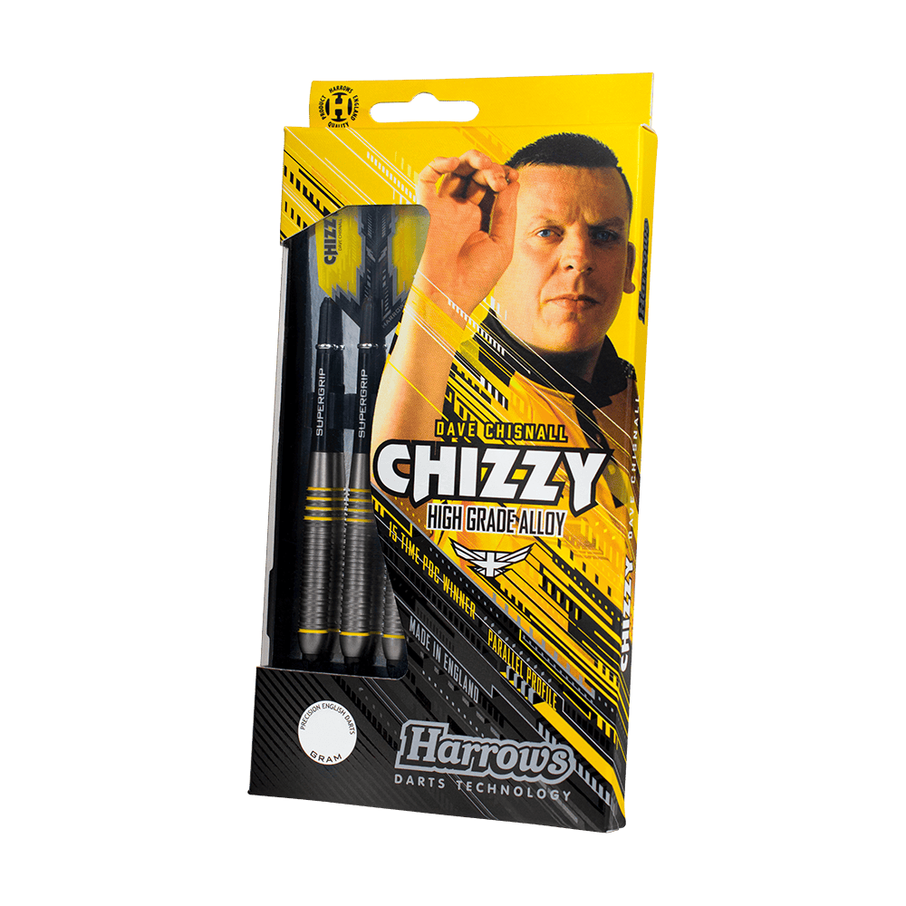 HA24476_Harrows_Dave_Chisnall_Chizzy_Brass_Softdarts_3 Auf dem Bild ist eine Verpackung der "Harrows Dave Chisnall Chizzy Brass Softdarts" zu sehen. Die Verpackung ist gelb-schwarz gestaltet und zeigt einen Mann sowie drei Darts.