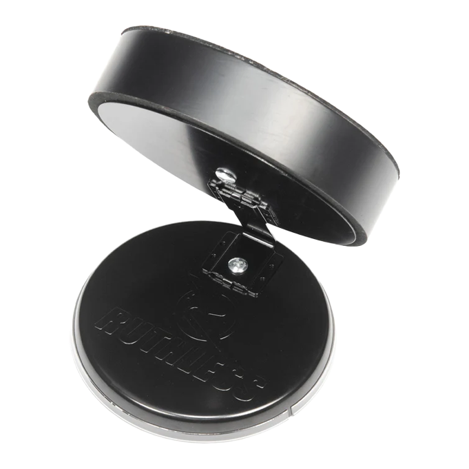 Ruthless Mini Desktop Dartboard Set Das Bild zeigt das Produkt "Ruthless Mini Desktop Dartboard Set" in geöffnetem Zustand. Es besteht aus zwei runden, schwarzen Teilen, die durch ein Scharnier verbunden sind.