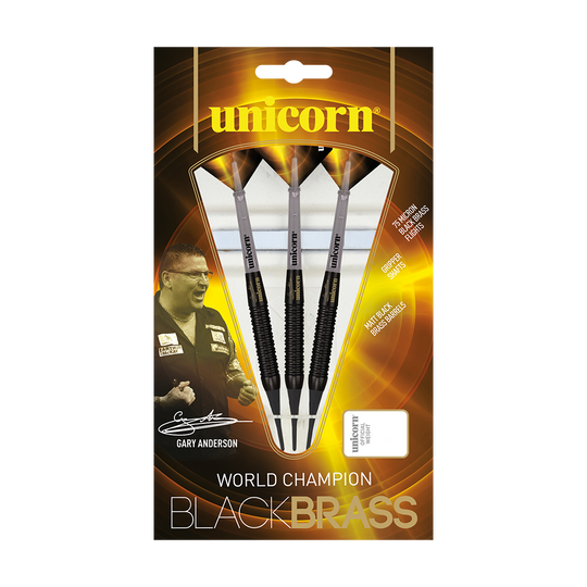 Das Bild zeigt die "Unicorn Gary Anderson Black Brass Softdarts - 18g" in ihrer Verpackung. Die Verpackung ist schwarz-gold und enthält drei Darts sowie das Bild eines Spielers.