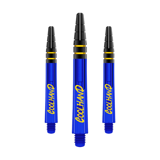 Auf dem Bild sind drei blaue Dartshafts mit der gelben Aufschrift „COOLHAND“ zu sehen. Die oberen Enden der Shafts sind schwarz mit goldenen Ringen verziert.