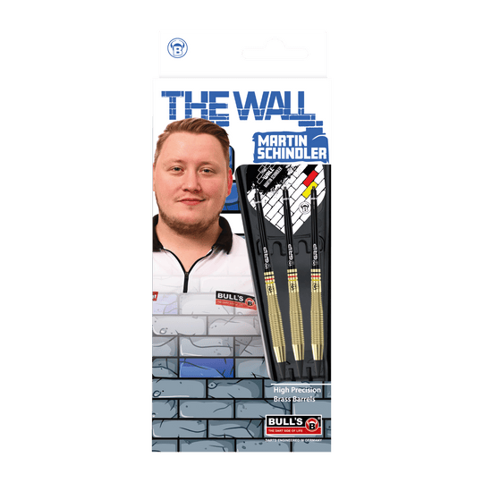 Bulls Martin Schindler The Wall Brass Softdarts - 18g Das Bild zeigt die Verpackung der "Bulls Martin Schindler The Wall Brass Softdarts - 18g". Auf der Verpackung ist ein Foto von Martin Schindler sowie drei Softdarts mit Messing-Barrels abgebildet.
