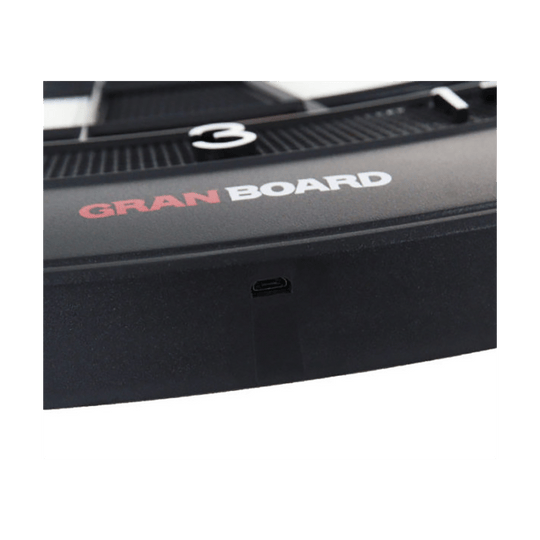 G01250_GranBoard_3S_LED_Elektronisches_Dartboard_4 Das Bild zeigt einen Nahaufnahme-Ausschnitt des GranBoard 3S LED Elektronischen Dartboards. Man sieht deutlich den Produktnamen und einen USB-Anschluss am Gehäuse.