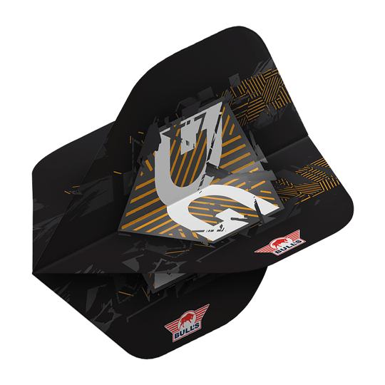 Das Bild zeigt die Bulls NL Player 100 Martijn Kleermaker 90 No2 Standard Flights. Die Dart-Flights sind schwarz mit gelben und weißen grafischen Elementen und dem Bulls-Logo darauf.