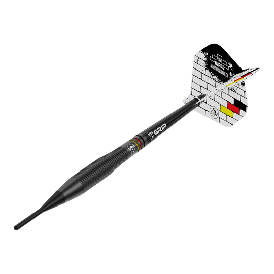 Das Bild zeigt den Softdart "Bulls Martin Schindler The Wall Black Brass" mit einem Gewicht von 18g. Der Dart ist schwarz und hat am Flight ein Mauer-Design mit den Farben der deutschen Flagge.