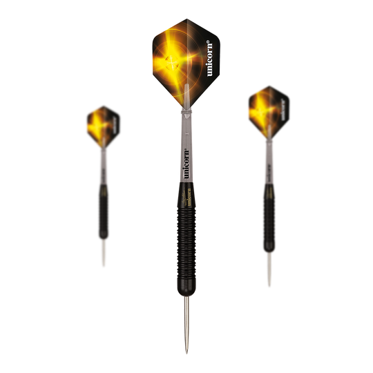 Das Bild zeigt drei Steeldarts des Modells "Unicorn Black Brass Gary Anderson V1". Die Flights sind schwarz mit einem gelben, leuchtenden Design und der Schrift "Unicorn" bedruckt.