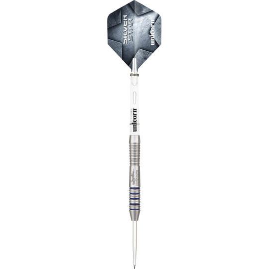 Das Bild zeigt einen Unicorn Silver Star Var.2 Gary Anderson Steeldart. Der Dartpfeil ist silberfarben mit blauen Akzenten und hat einen Flight mit der Aufschrift "SILVER STAR" und "unicorn".