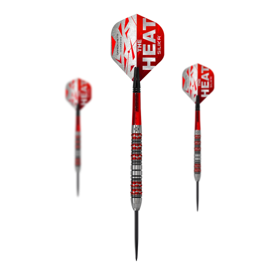 Harrow's Damon Heta Series 3 steel darts Auf dem Bild sind drei Steeldarts des Produkts "Harrows Damon Heta Series 3" zu sehen. Die Darts haben rote und silberne Designs mit der Aufschrift "THE HEAT" auf den Flights.