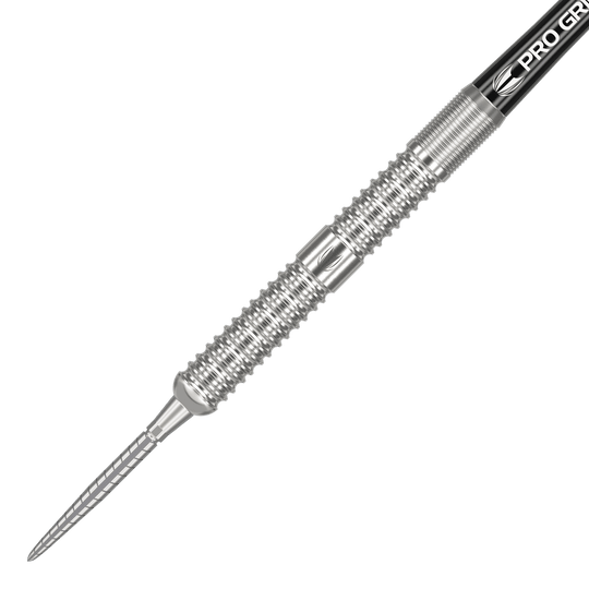 Auf dem Bild ist ein steeldart mit silbernem, gerilltem Barrel und spitzem Metallkopf zu sehen. Es handelt sich um das Produkt "Target Sebastian Bialecki GEN1 Swiss Point Steeldarts - 22g".