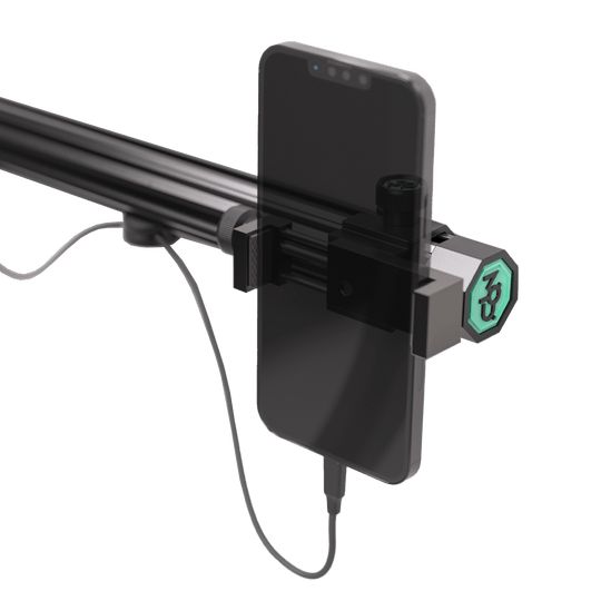 460003_Target_MOD_Mount_Handyhalterung_5 Das Bild zeigt die Target MOD Mount Handyhalterung, die an einer Stange befestigt ist. Ein Smartphone ist in der Halterung eingespannt und mit einem Ladekabel verbunden.