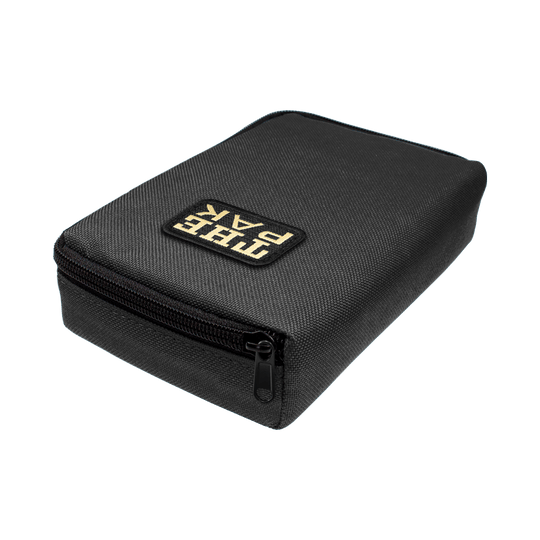Auf dem Bild ist das Produkt „The Pak Dartcase“ zu sehen. Es handelt sich um ein schwarzes Etui mit Reißverschluss und Logo auf der Oberseite.