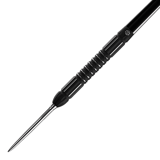 Das Bild zeigt den Caliburn Sword S2 Steeldart. Der Dartpfeil hat ein schwarzes, geriffeltes Griffstück und eine silberne Spitze.
