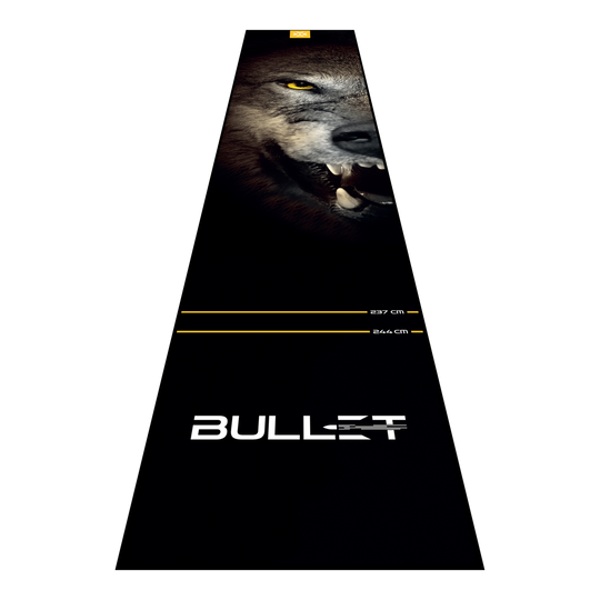 Abgebildet ist die Bullet Fang Dartmatte. Die Matte sorgt für einen sicheren Stand und schützt den Boden beim Dartspielen.