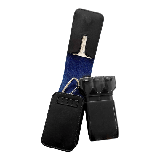 Cameo Acento Denim Dart Case Auf dem Bild ist ein schwarzes Dart-Etui mit blauem Innenfutter zu sehen. Das Etui ist geöffnet und zeigt einen darin befindlichen schwarzen Behälter für Darts.