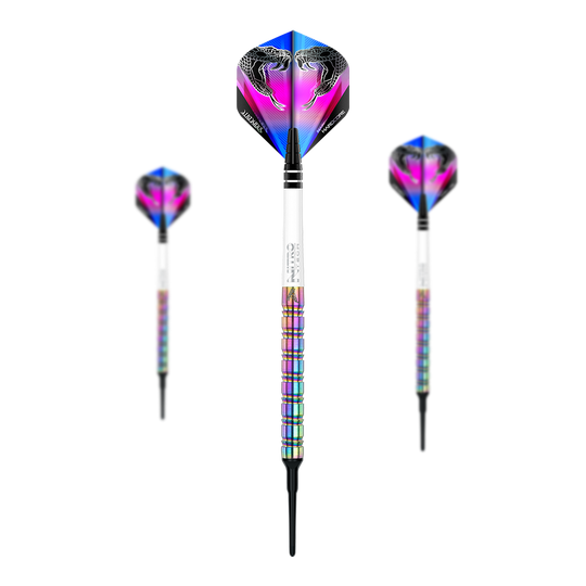 Red Dragon Peter Wright Snakebite 1 Rainbow Softdarts - 18 g Das Bild zeigt drei bunte Softdarts mit einem regenbogenfarbenen Schaft. Auf den Flights sind zwei Schlangen abgebildet, passend zum Produktnamen „Red Dragon Peter Wright Snakebite 1 Rainbow Softdarts - 18 g“.