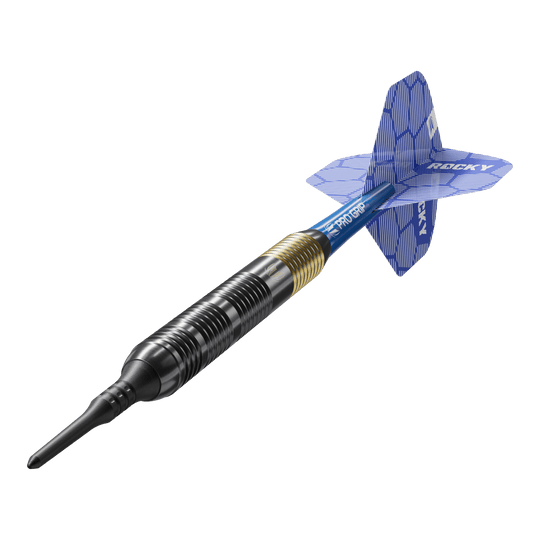 Target Josh Rock Brass Soft Darts - 18g Das Bild zeigt einen Target Josh Rock Brass Softdart mit einem Gewicht von 18 Gramm. Der Dart hat eine messingfarbene und schwarze Spitze sowie blaue Flights mit einem Muster.