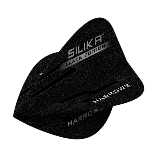 Das Bild zeigt die Harrows Silika Black-Edition Kite Flights. Die Flights sind schwarz mit silberner Schrift und haben ein modernes Design.
